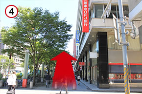 2ブロック目の三菱東京UFJ銀行を直進します。