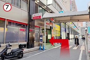 通路テント左側の入口から9階にお越しください。